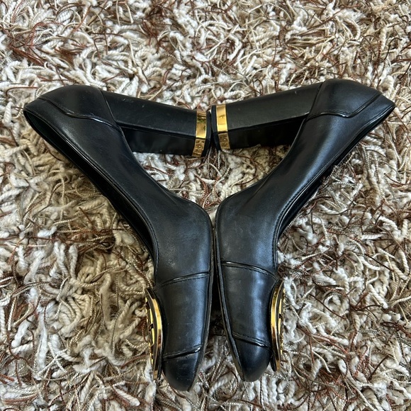 Tory Burch Black Leather Pumps with Gold Accents Size 9 - Picture 2 of 8